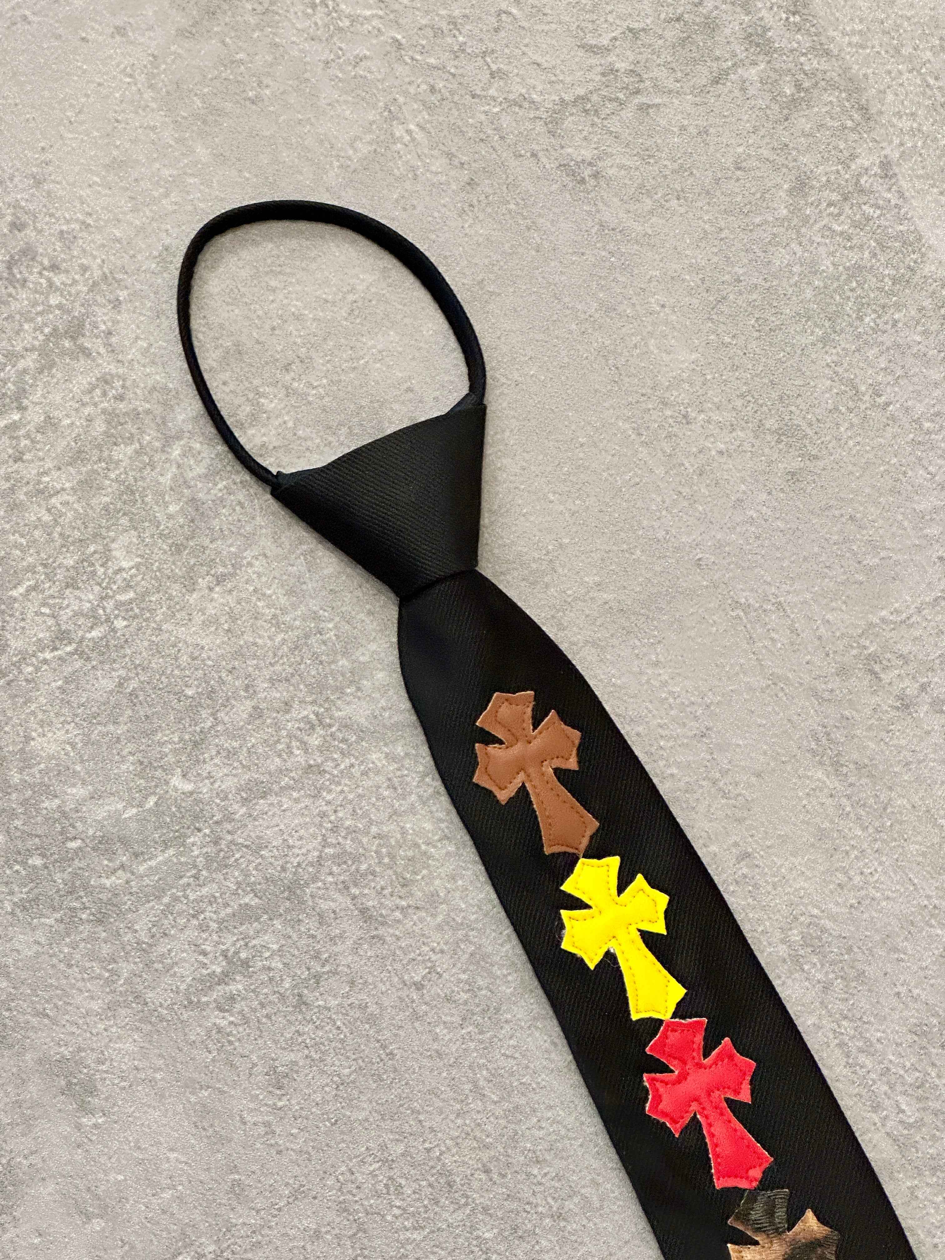 Cravatta con croci multicolor