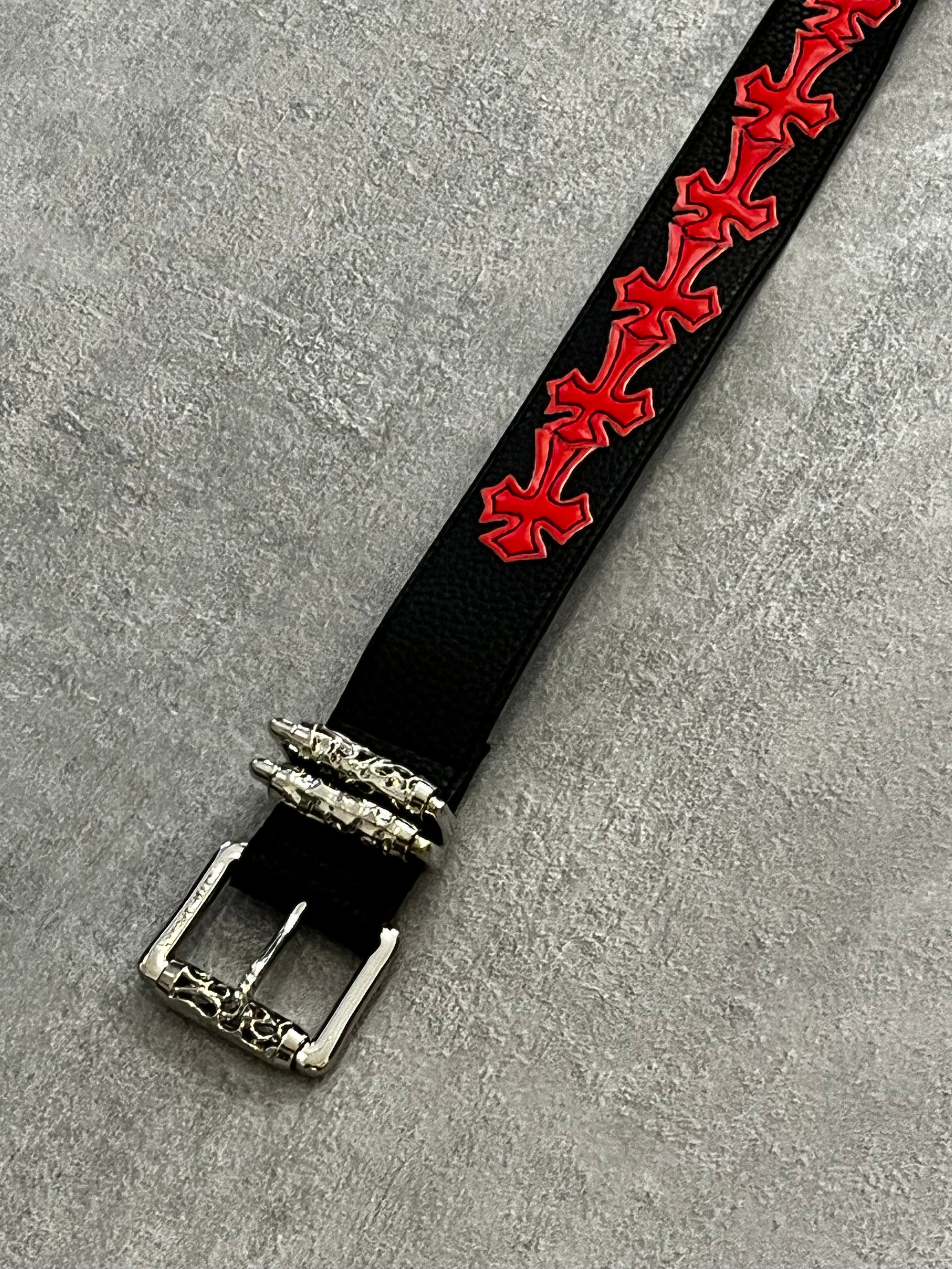 Cintura nera con croci rosse