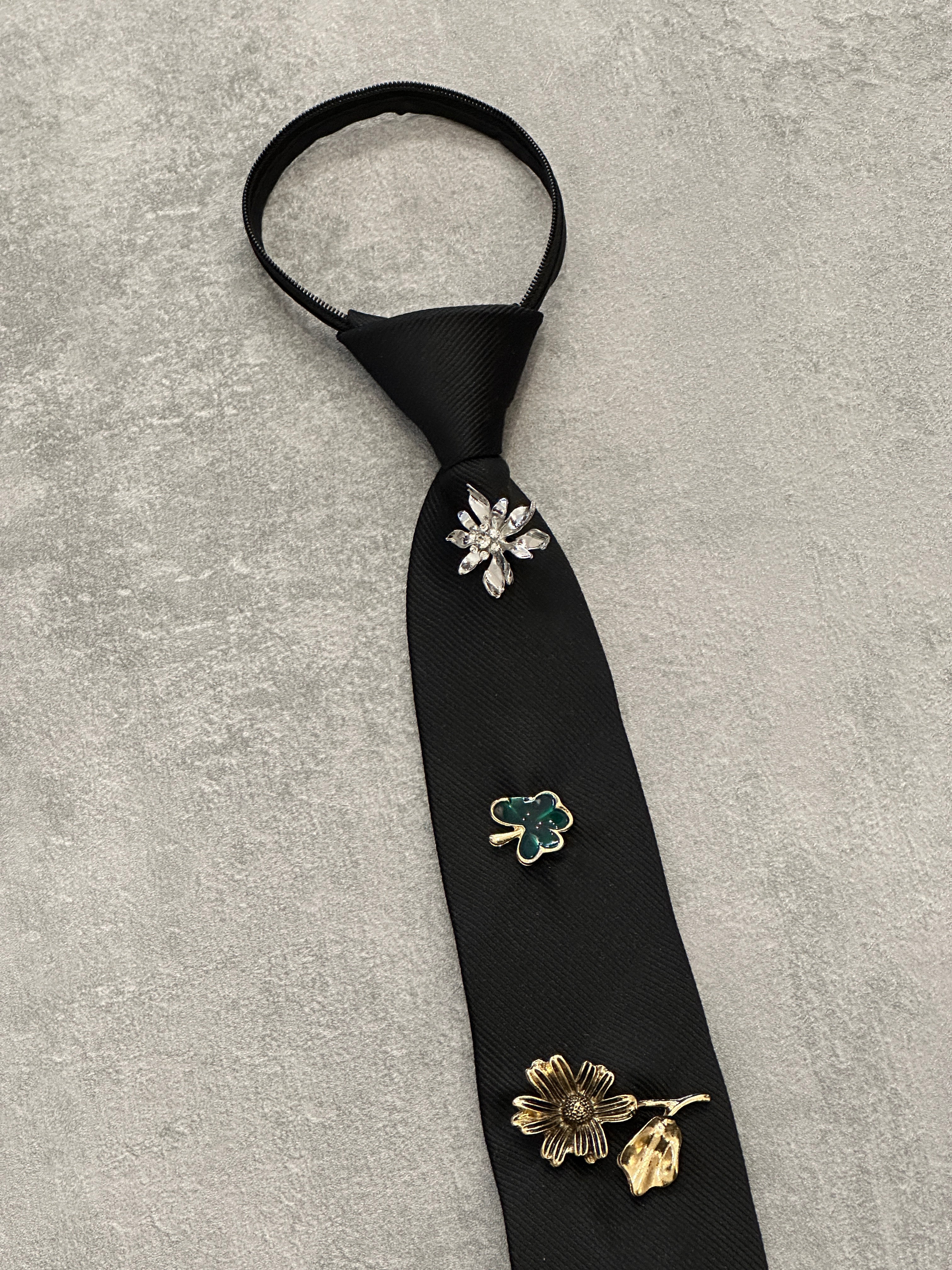 Cravatta nera con spille