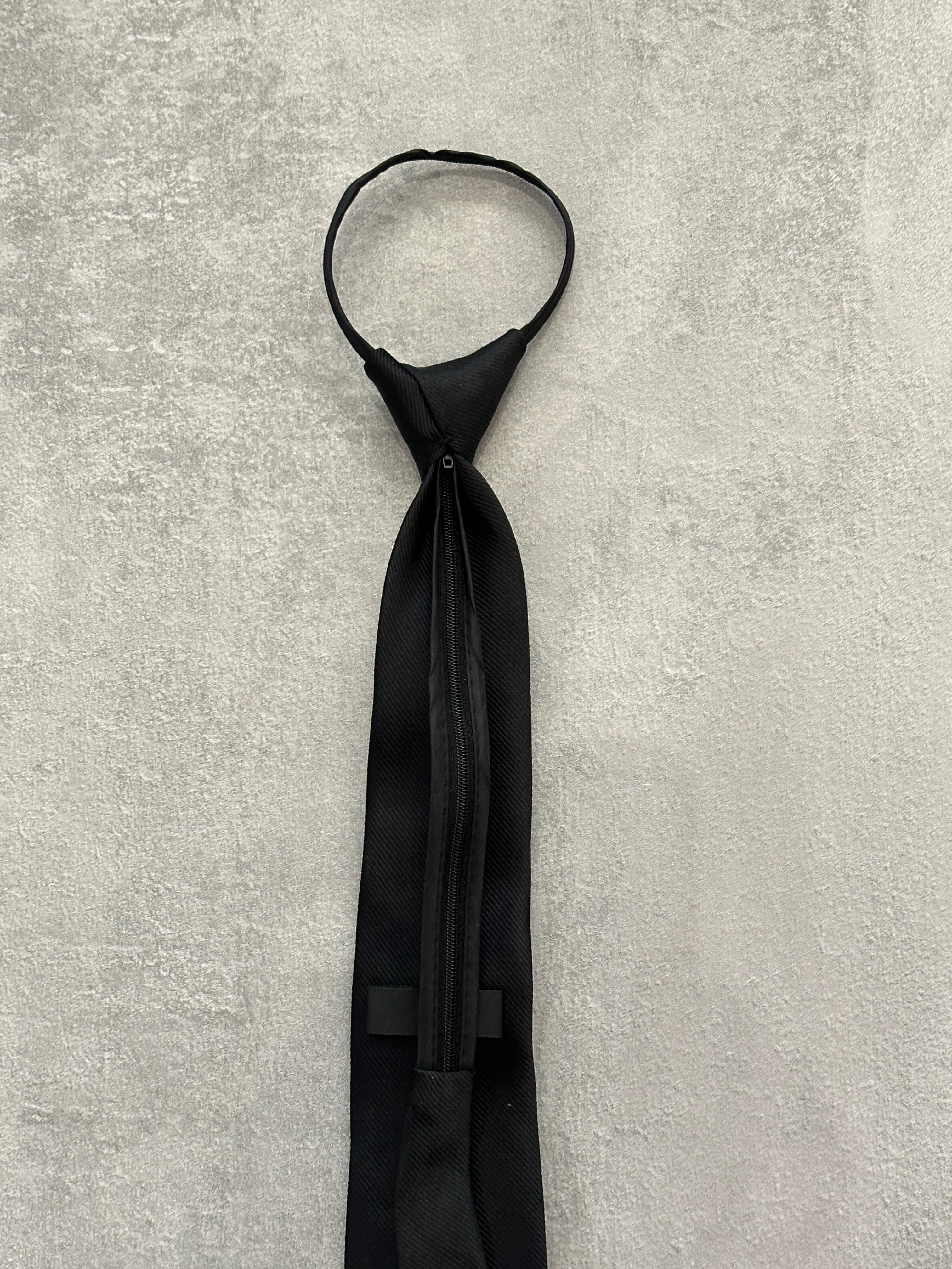 Cravatta nera con spille