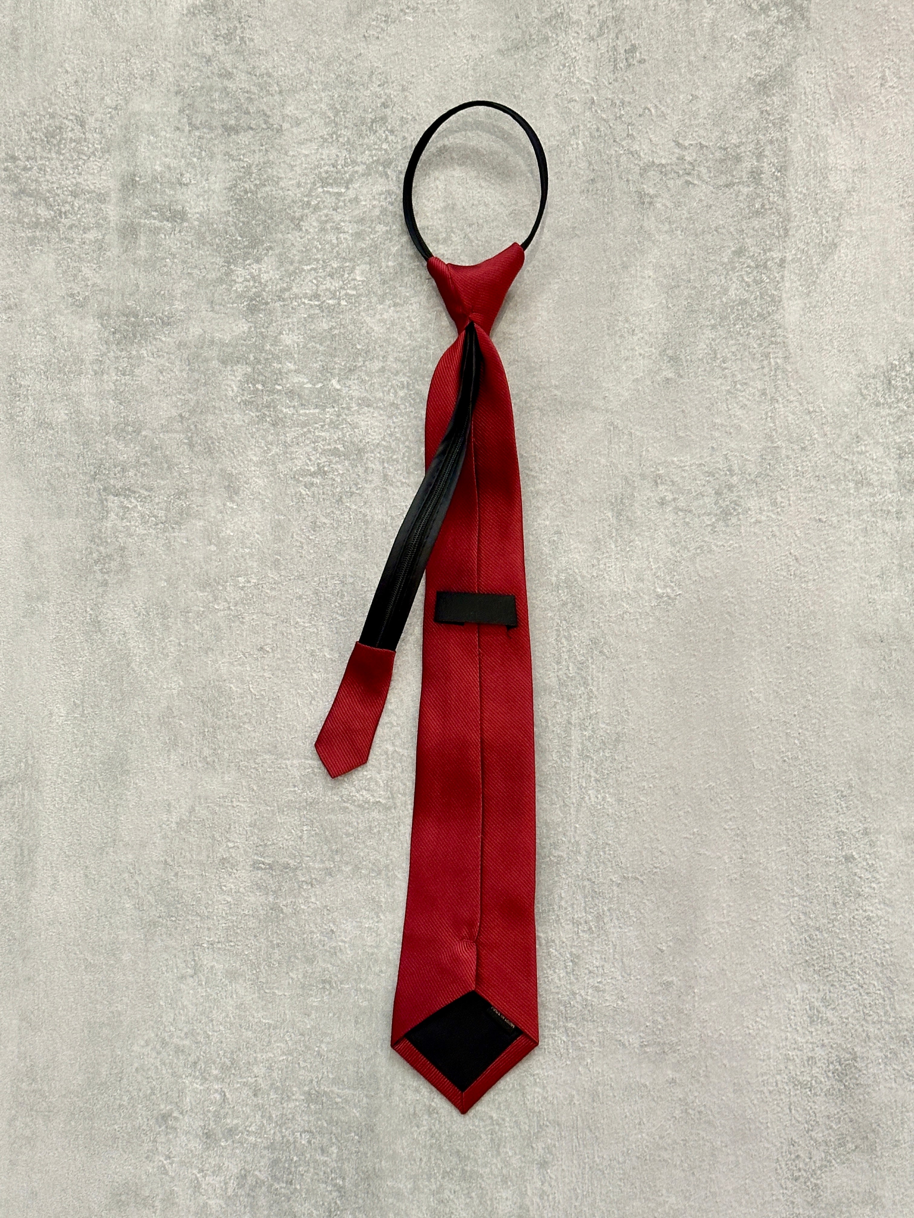Cravatta bordeaux con spille