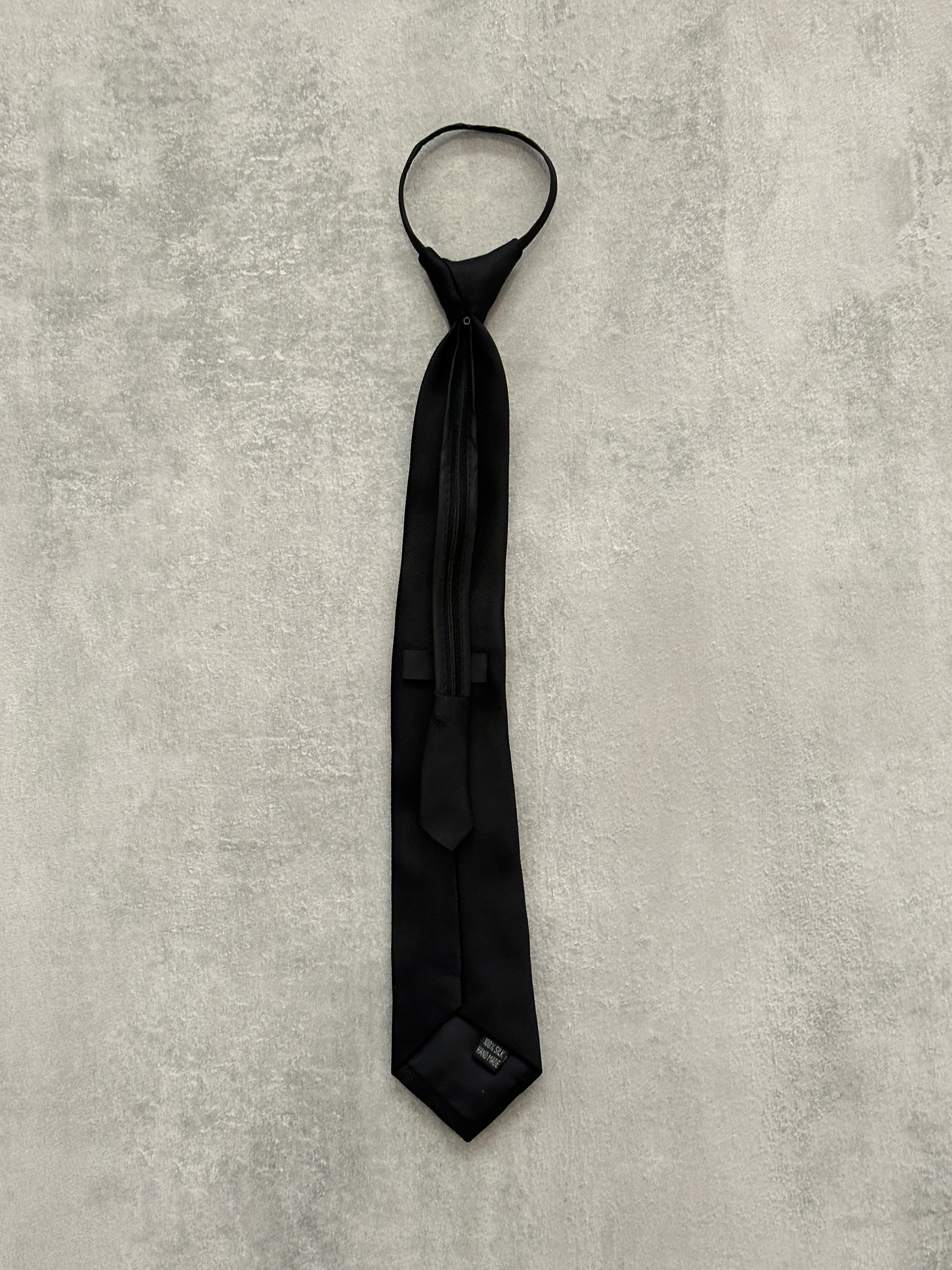 Cravatta nera con spille