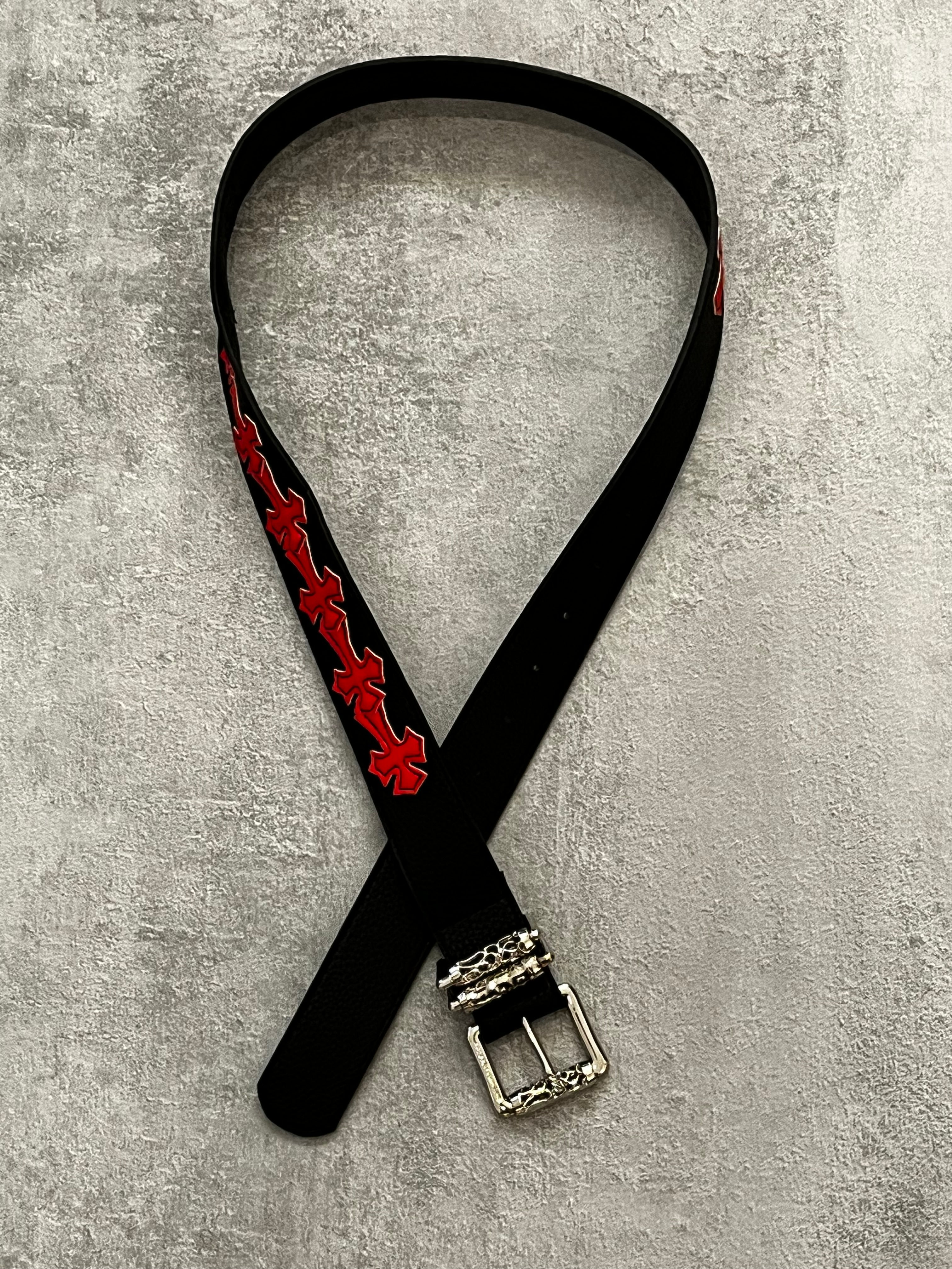 Cintura nera con croci rosse