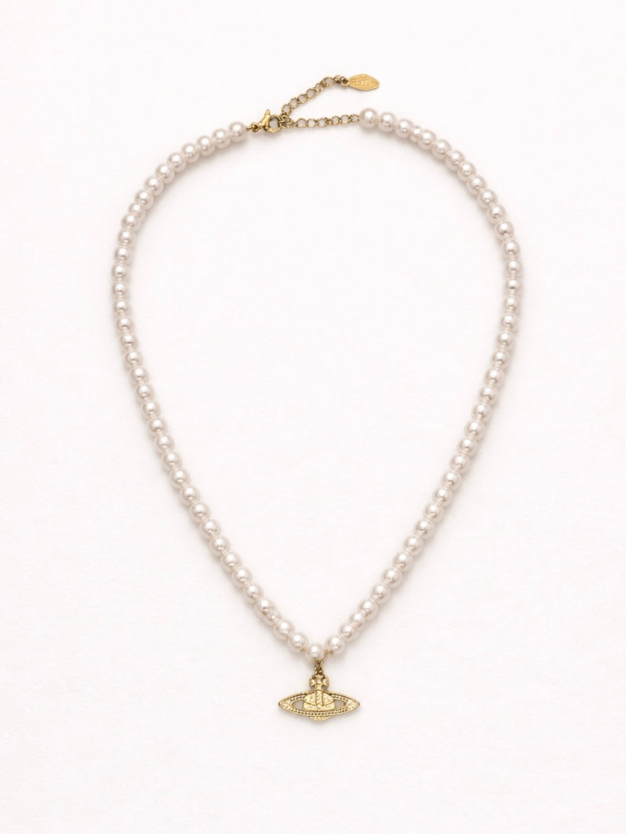 Collana di perle con ciondolo oro