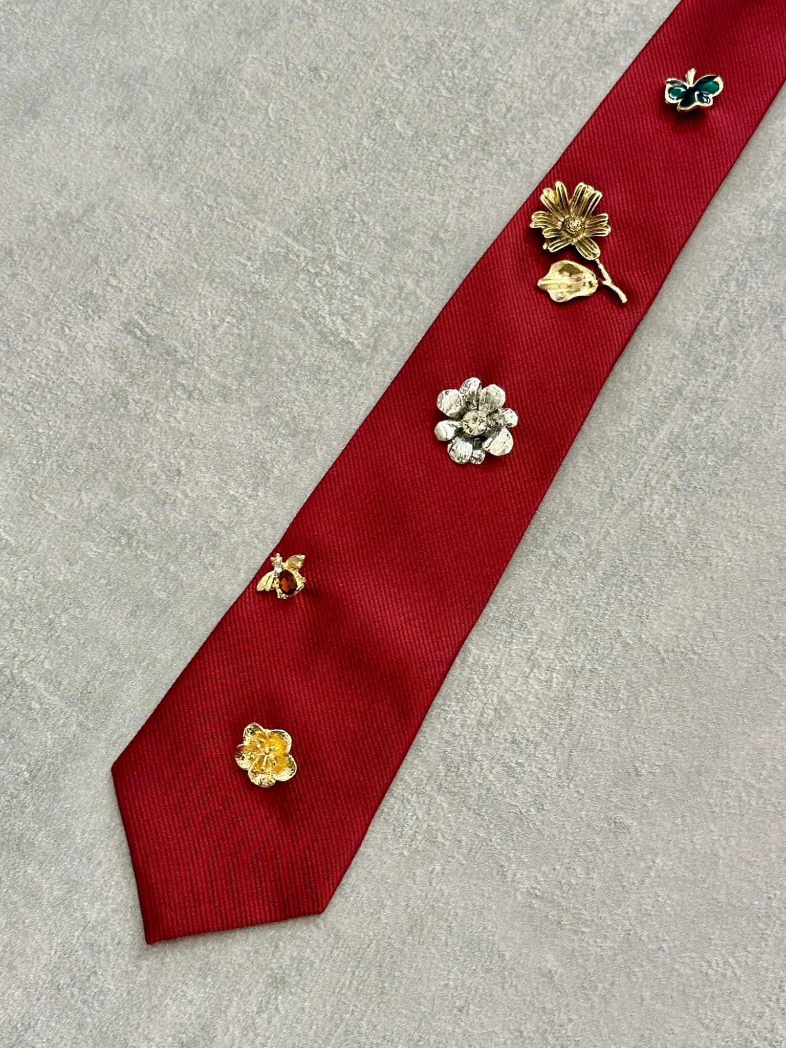 Cravatta bordeaux con spille | Sporty Vintage Torino