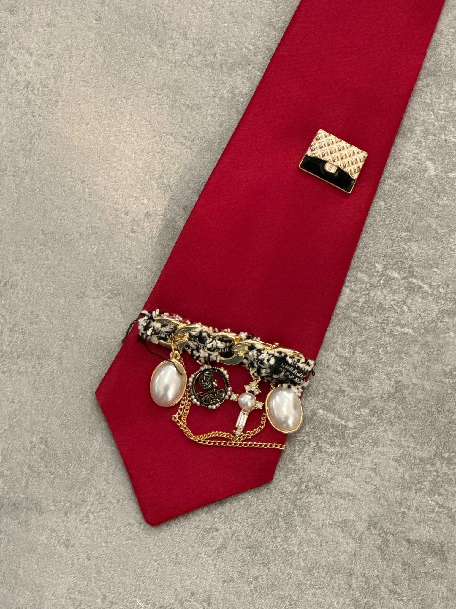 Cravatta rossa con spille | Sporty Vintage Torino