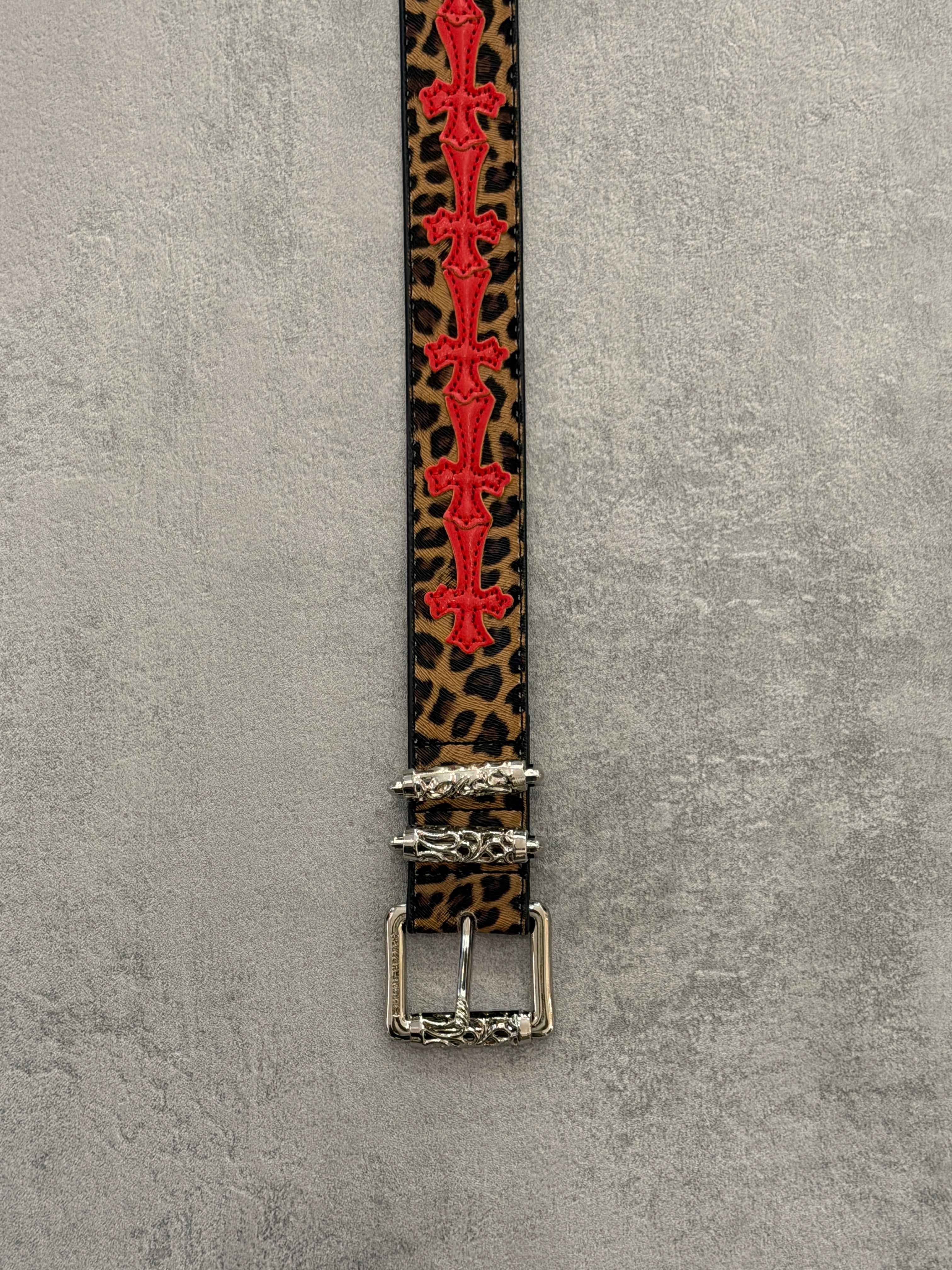 Cintura con croci rosse