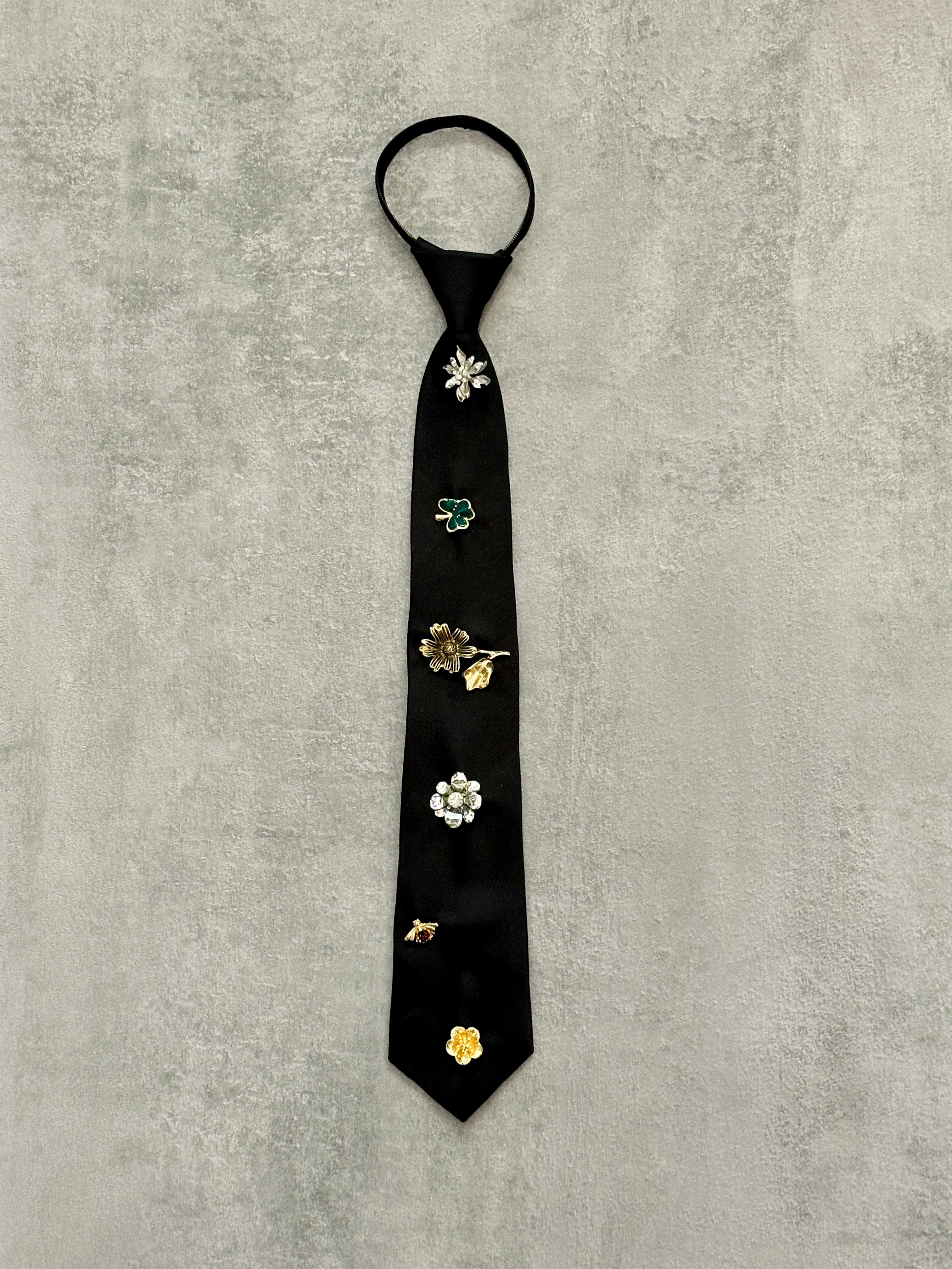 Cravatta nera con spille