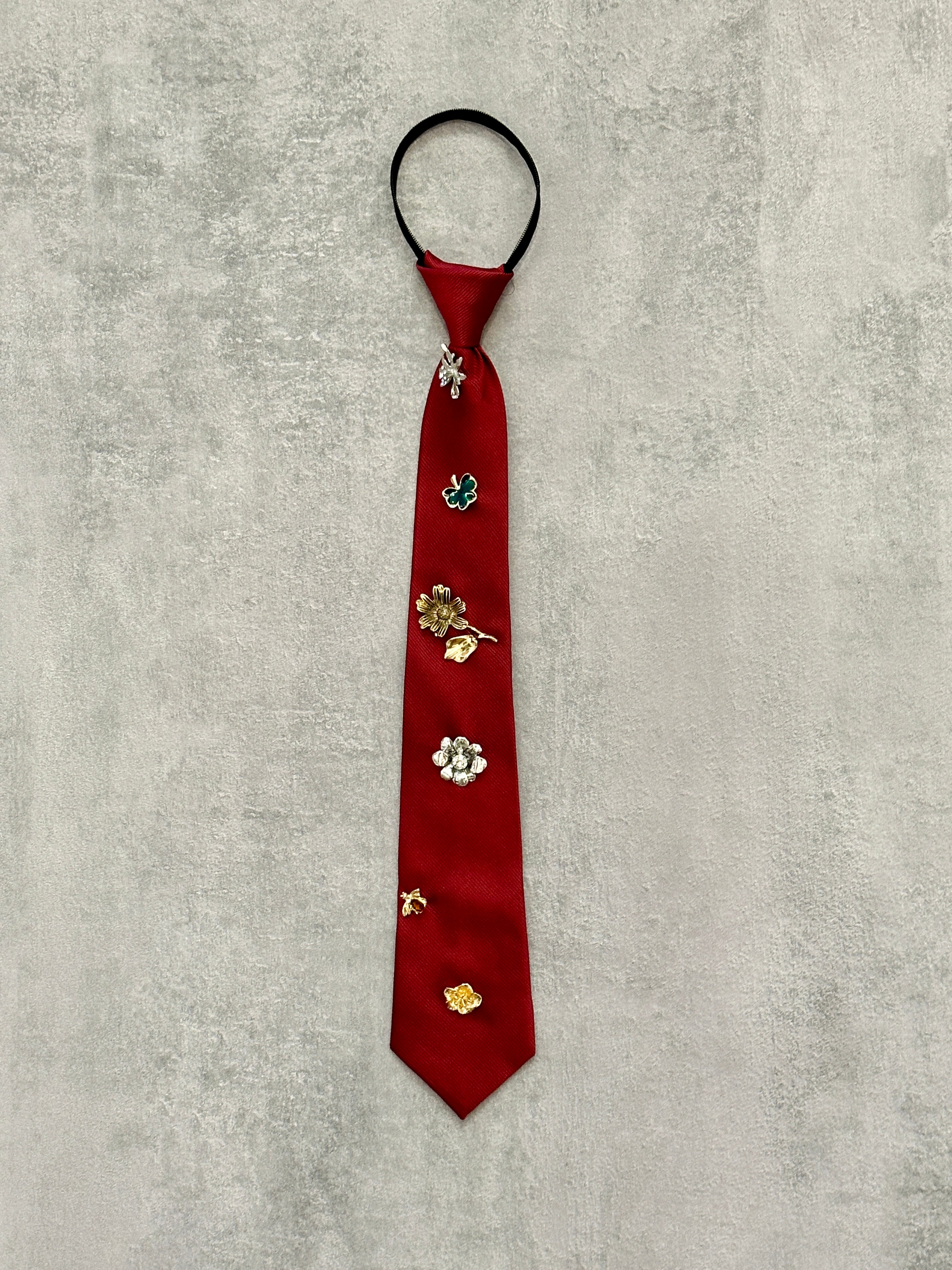 Cravatta bordeaux con spille