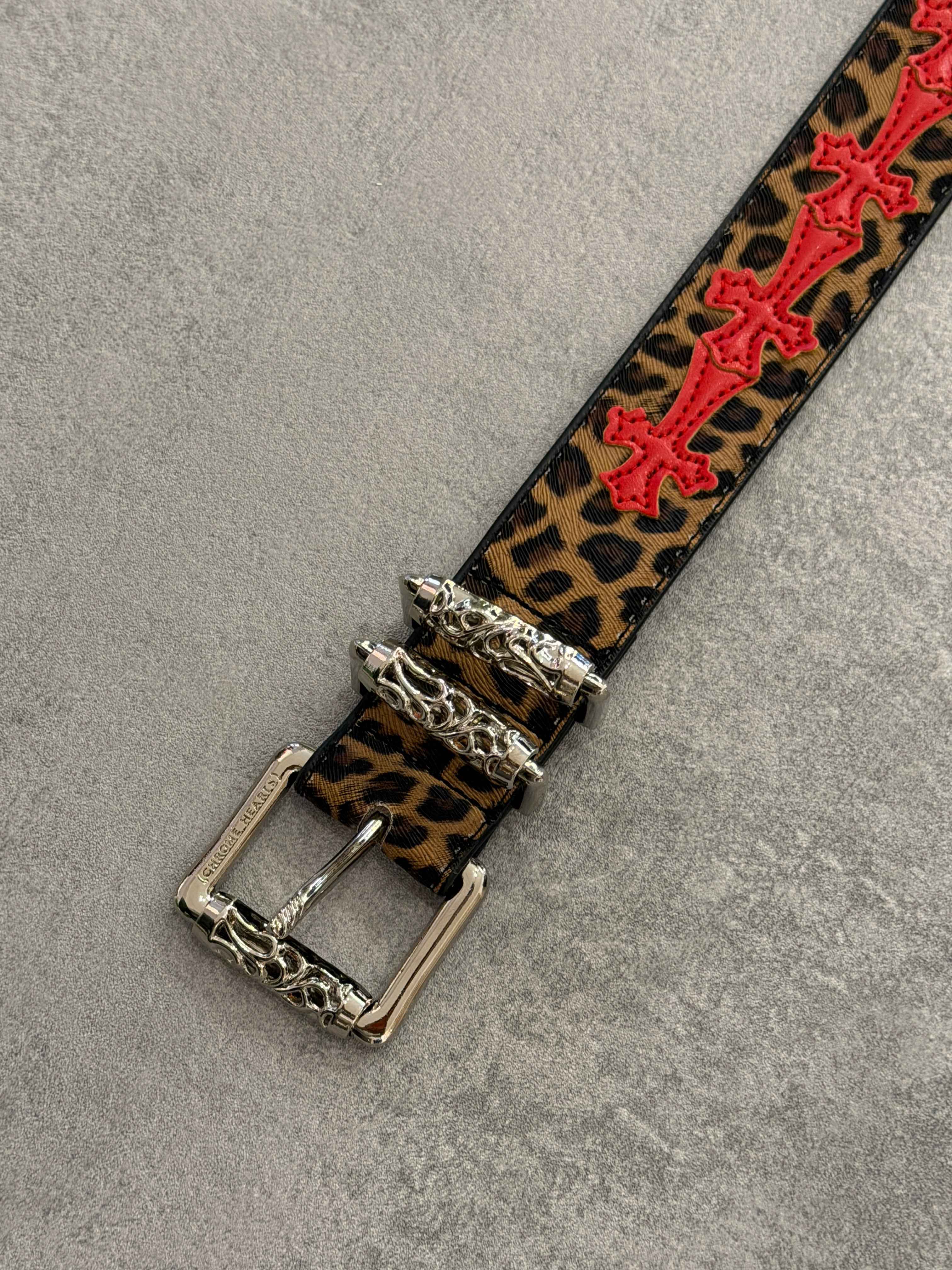 Cintura con croci rosse