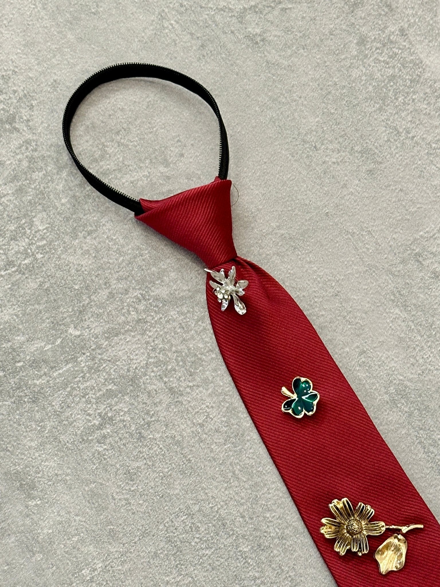 Cravatta bordeaux con spille | Sporty Vintage Torino