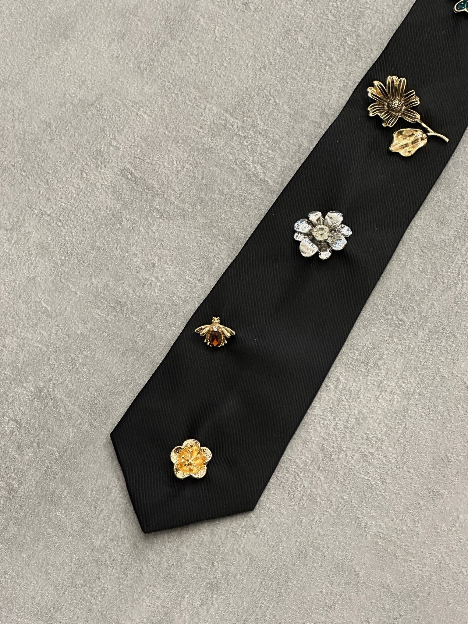 Cravatta nera con spille | Sporty Vintage Torino