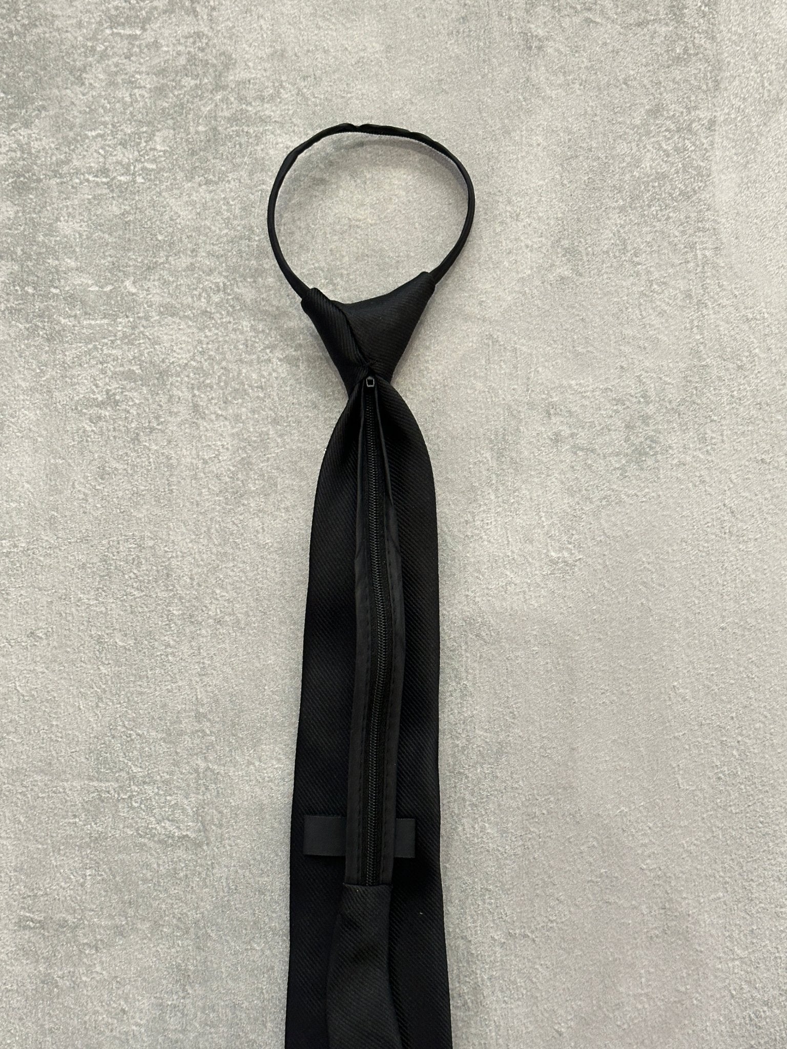 Cravatta nera con spille | Sporty Vintage Torino