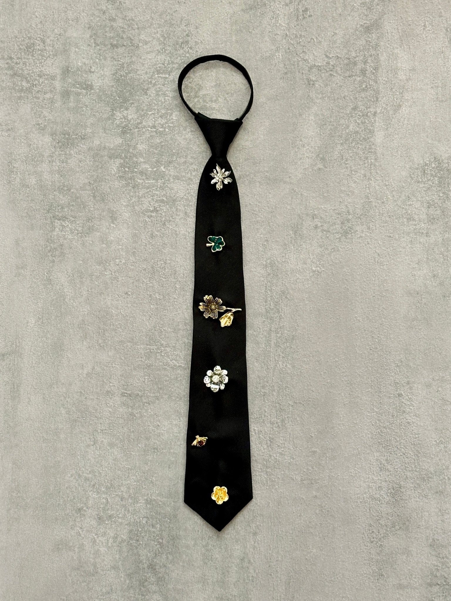 Cravatta nera con spille | Sporty Vintage Torino