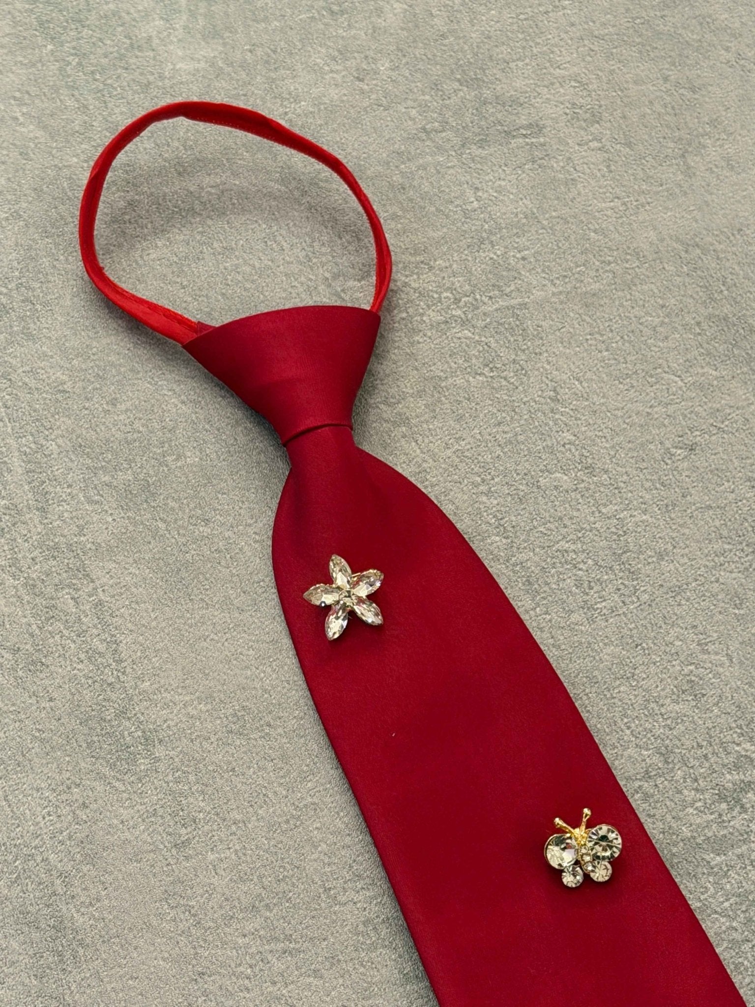 Cravatta rossa con spille | Sporty Vintage Torino