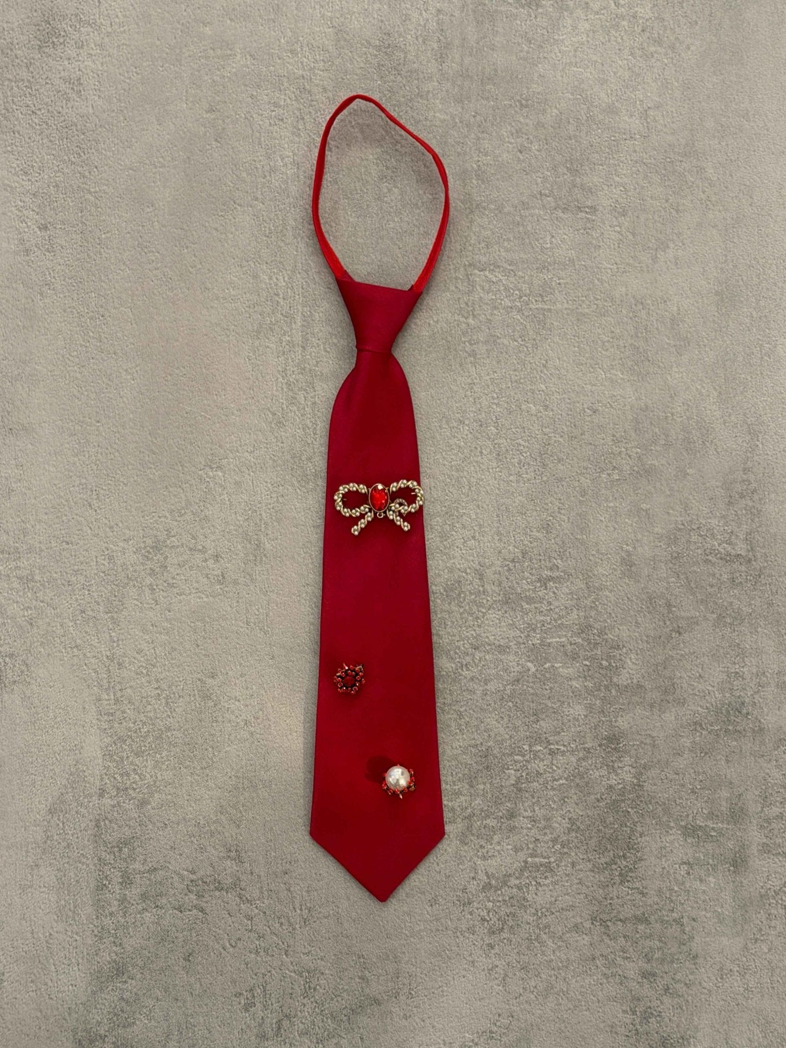Cravatta rossa con spille | Sporty Vintage Torino