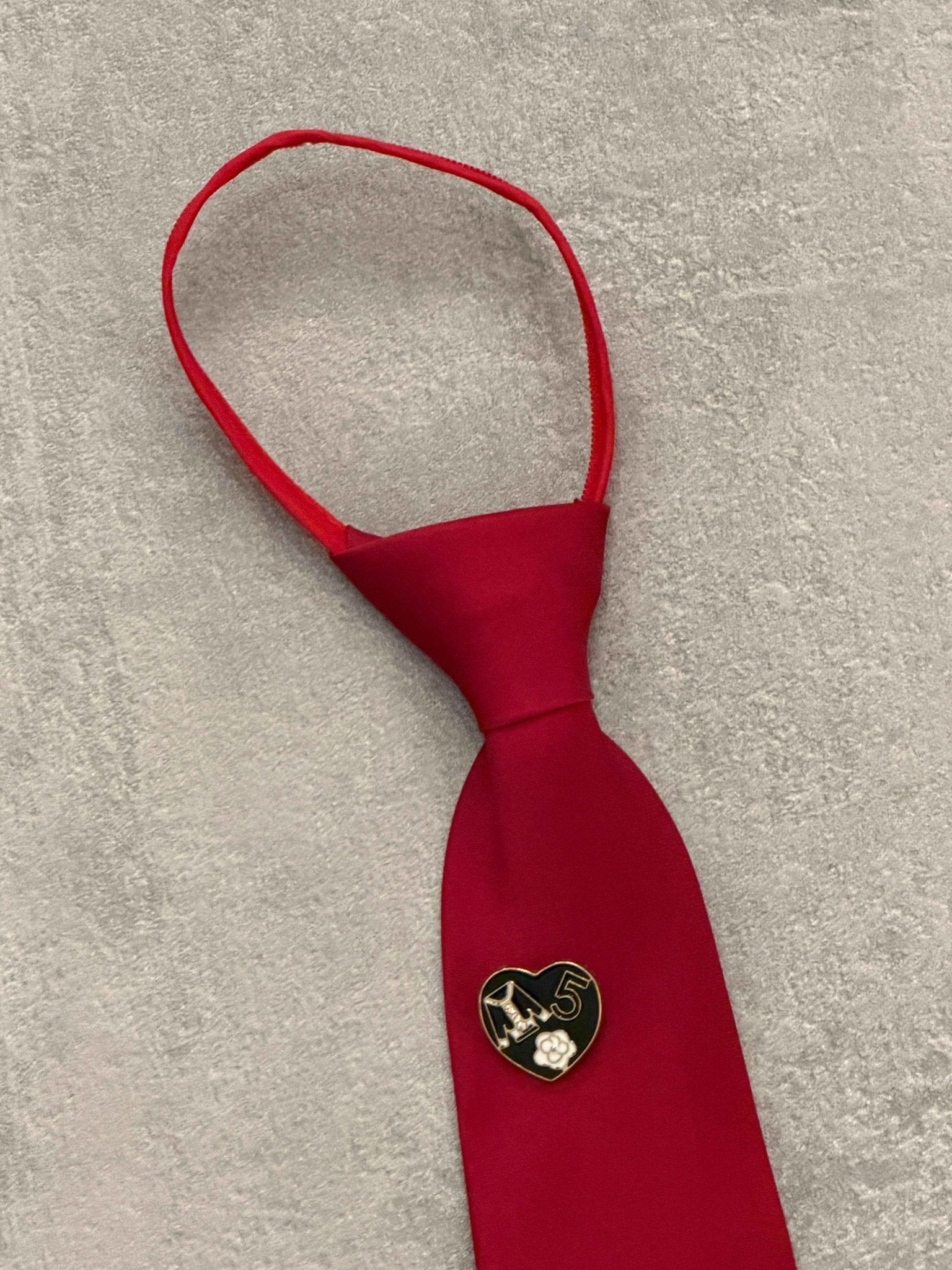 Cravatta rossa con spille | Sporty Vintage Torino