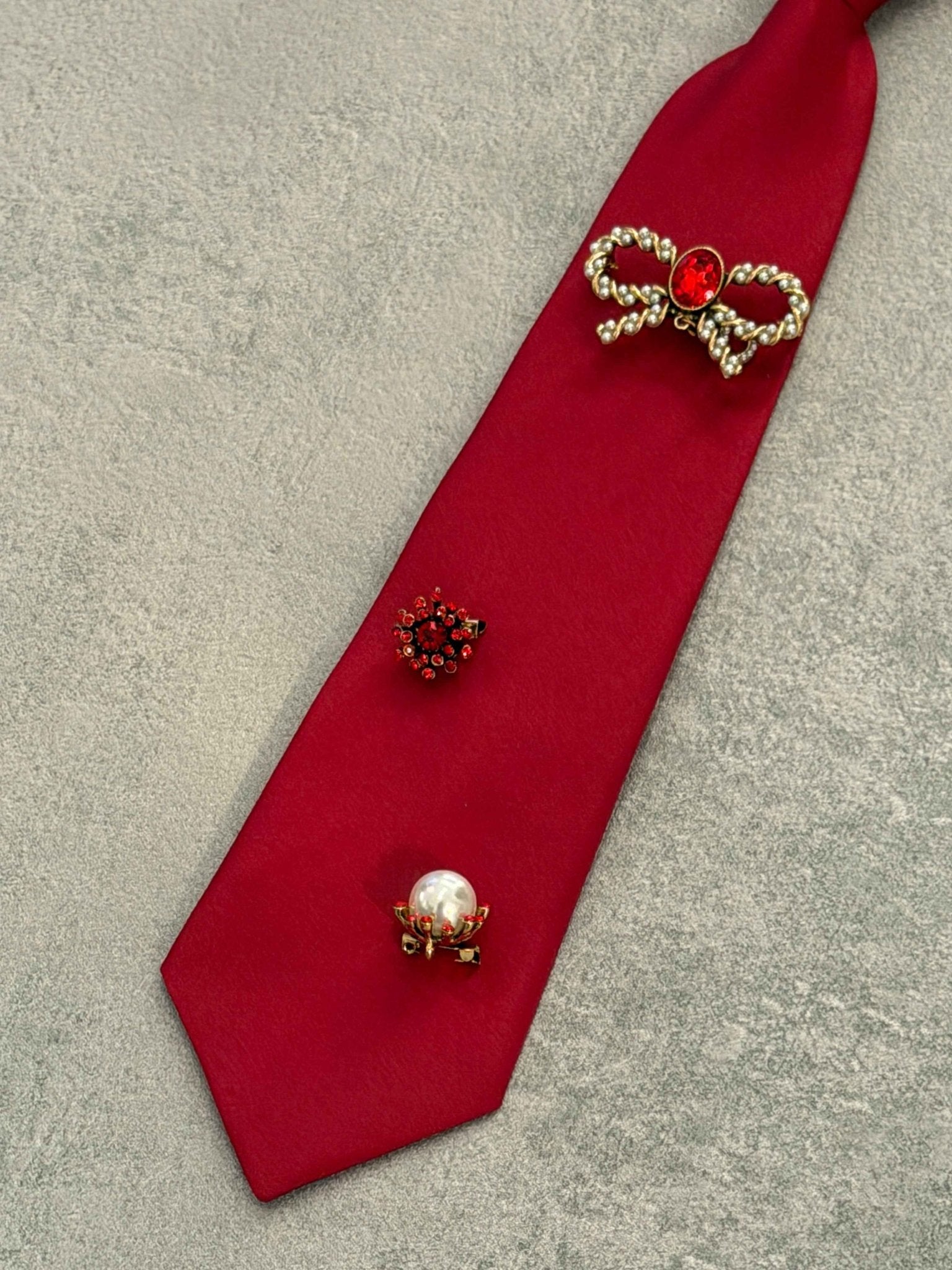 Cravatta rossa con spille | Sporty Vintage Torino