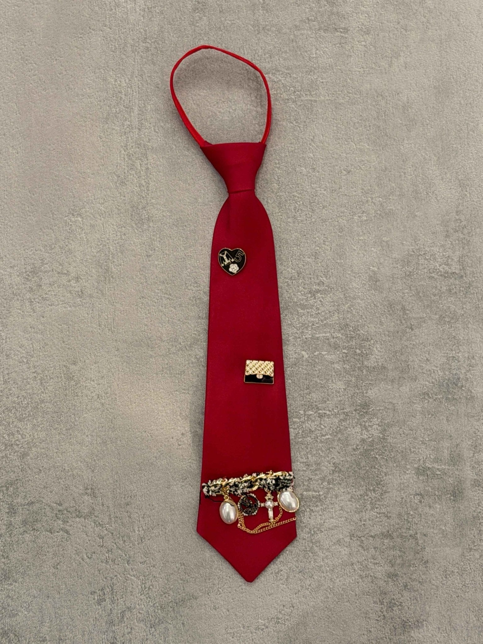 Cravatta rossa con spille | Sporty Vintage Torino