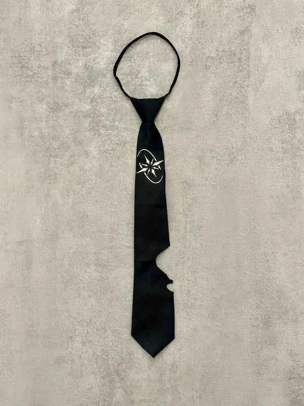 Cravatta nera con applicazione y2k